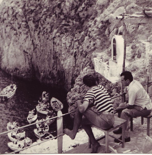 Item #6505 Men looking down on Blue Grotto, Capri (6" x 6"). Islay LYONS.